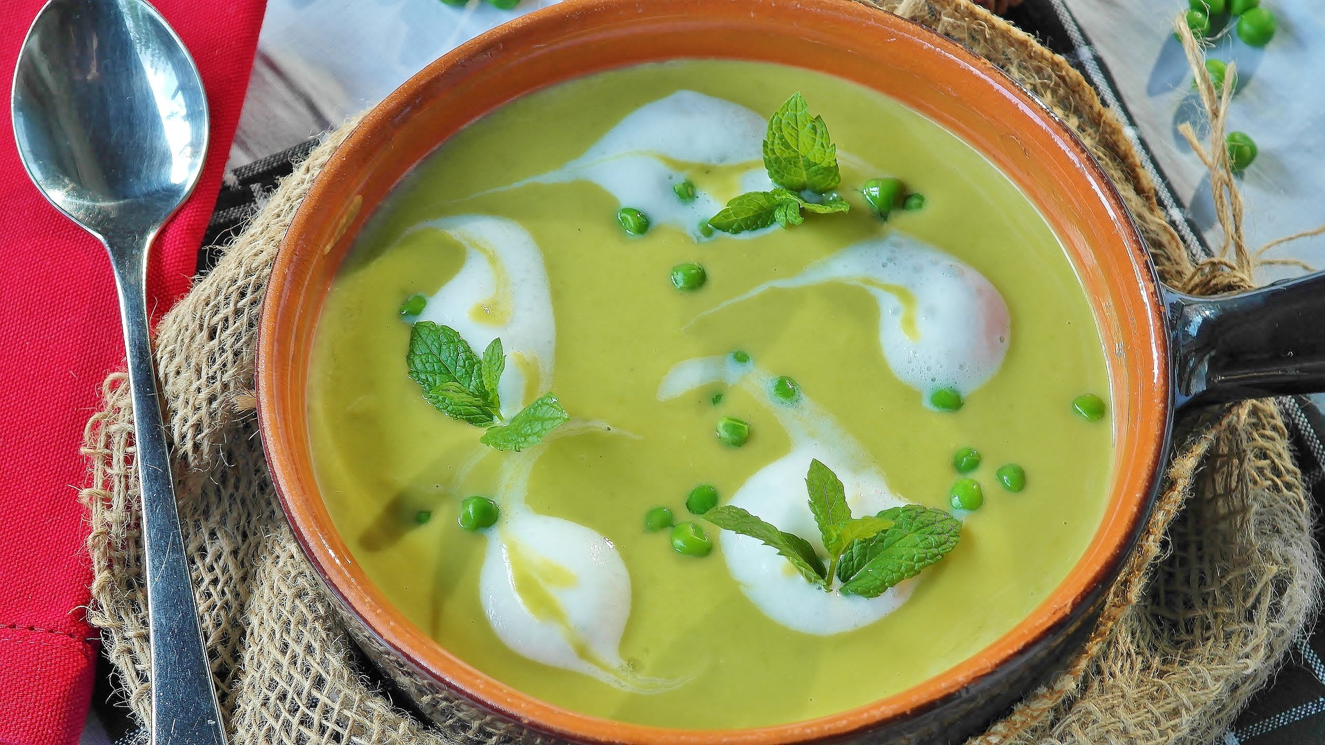 Velouté de petits pois et courgettes à l’huile de pépins de courge et graines de courge toastées